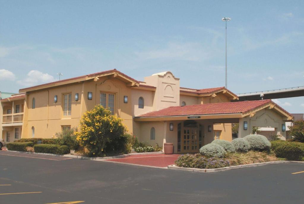 La Quinta Inn by Wyndham Austin University Area Main image 1